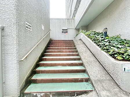 共用部の階段です。明るく清潔に管理されています。