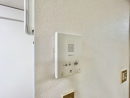 誰が来てもわかる様にインターホンを設置。