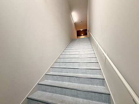 共用部の階段です。明るく清潔に管理されています。