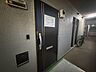 玄関：清潔感のある落ち着いた雰囲気の玄関です。