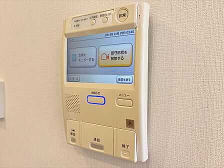 誰が来てもわかる様にモニター付きインターホンを設置。