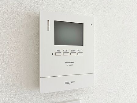 誰が来てもわかる様にモニター付きインターホンを設置。