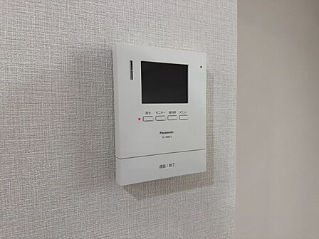 誰が来てもわかる様にモニター付きインターホンを設置。
