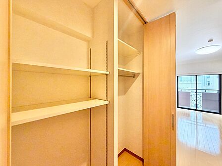 家電やスーツケース、ストック品など何でも片付く嬉しい空間です。