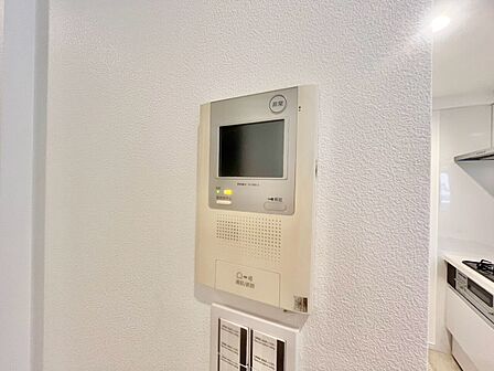 誰が来てもわかる様にモニター付きインターホンを設置。