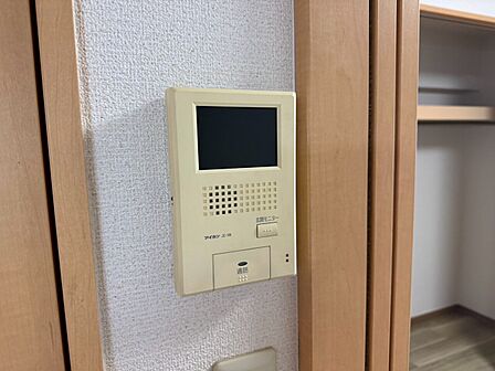 誰が来てもわかる様にモニター付きインターホンを設置。
