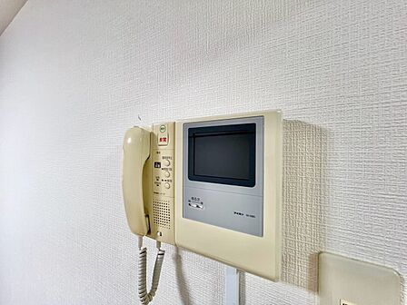 誰が来てもわかる様にモニター付きインターホンを設置。