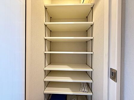 家電やスーツケース、ストック品など何でも片付く嬉しい空間です。
