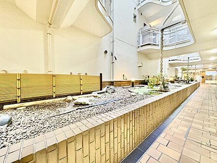 マンションの敷地内には、中庭もございます。