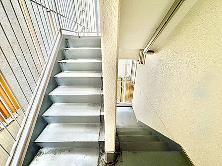 共用部の階段です。明るく清潔に管理されています。