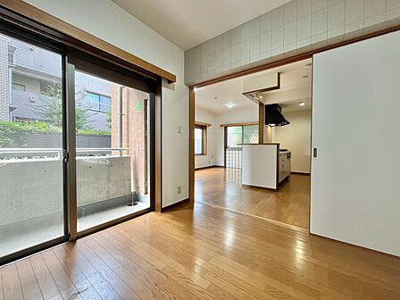 清かで艶やかな時間をもたらしてくれる室内です。