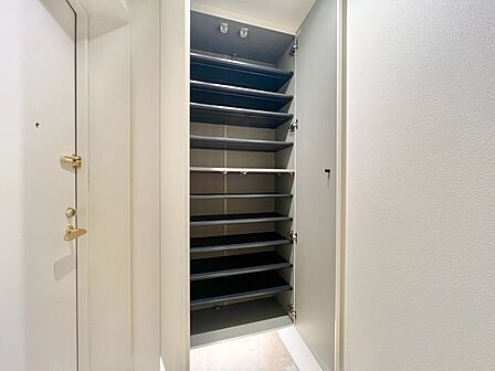 家電やスーツケース、ストック品など何でも片付く嬉しい空間です。