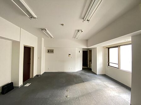 清かで艶やかな時間をもたらしてくれる室内です。