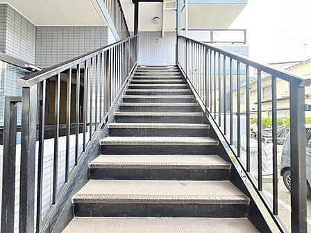 共用部の階段です。明るく清潔に管理されています。