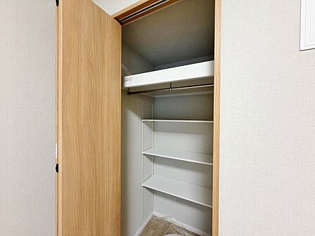 家電やスーツケース、ストック品など何でも片付く嬉しい空間です。