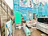 エントランス：綺麗に整備されており、行き届いた管理体制をうかがわせます。