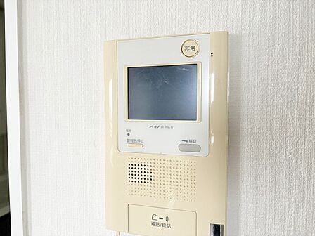 誰が来てもわかる様にモニター付きインターホンを設置。
