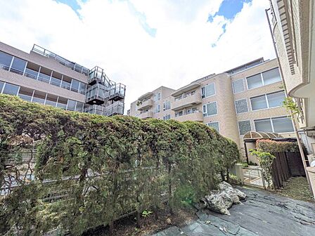 陽当たり・通風・開放感に恵まれた環境です。