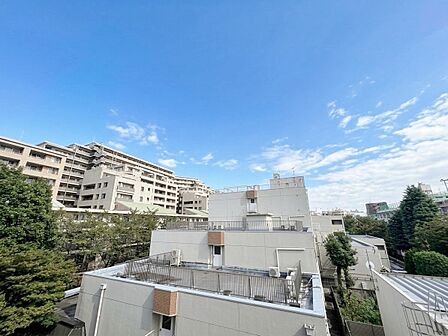 眺望や窓からの景色が良いと、家で過ごす時間も快適です。※CG加工により晴天にしています。