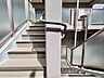 設備：共用部の階段です。明るく清潔に管理されています。