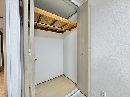 家電やスーツケース、ストック品など何でも片付く嬉しい空間です。