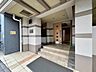 エントランス：上質感漂う玄関アプローチです。