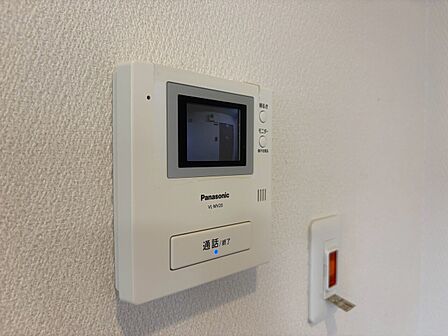 誰が来てもわかる様にモニター付きインターホンを設置。