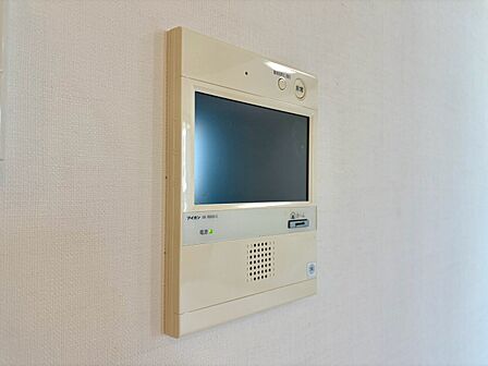 誰が来てもわかる様にモニター付きインターホンを設置。