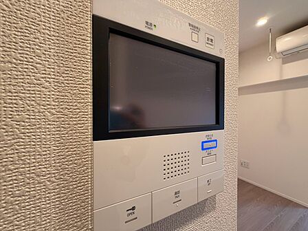 誰が来てもわかる様にモニター付きインターホンを設置。