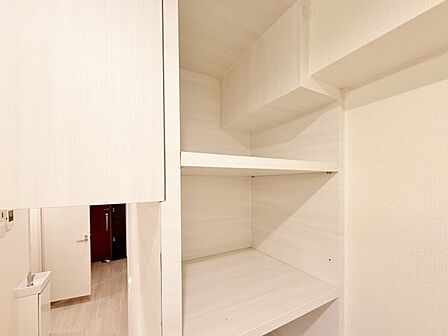 家電やスーツケース、ストック品など何でも片付く嬉しい空間です。