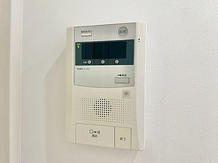 誰が来てもわかる様にモニター付きインターホンを設置。