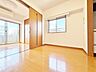 室内：通風・採光に優れ、心地よい光と風が溢れています。