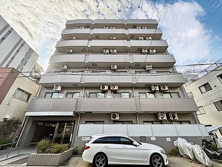 飽きのこないシンプルモダンな外観です。