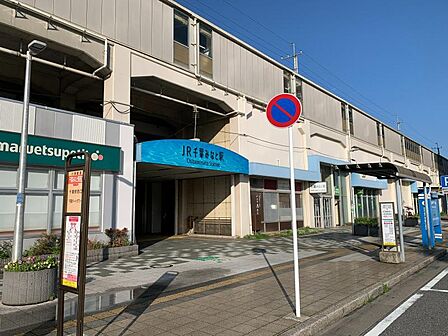 千葉みなと駅まで 850m 徒歩約11分●東日本旅客鉄道(JR東日本)・千葉都市モノレールの駅である。JR東日本の京葉線と千葉都市モノレールの1号線が乗り入れ、接続駅となっています。