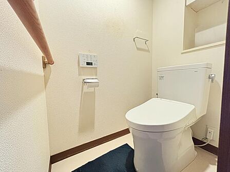 手すり付きのトイレはご年配の方にも安心です!