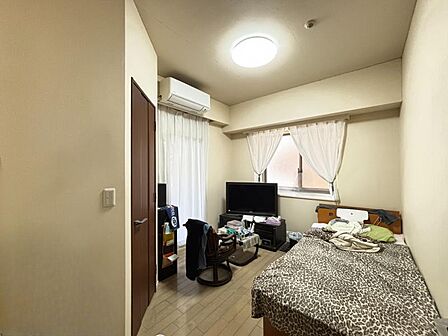 2方向から光が入る開放的な洋室。お部屋全体が明るく、爽やかな毎日を過ごせます!