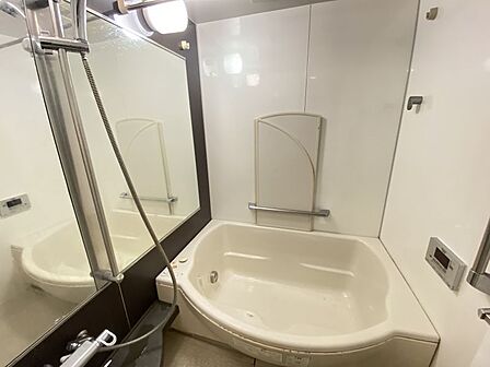 ボタンひとつで給湯から追い焚きまで！らくらくのフルオートバス付き