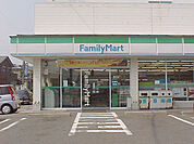 コンビニ「ファミリーマート 雀の宮七丁目店まで762m」