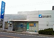 銀行「足利銀行岡本支店まで851m」