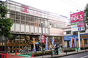 ベルクス足立綾瀬店（377m）