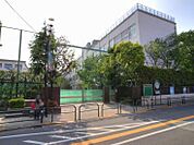 足立区立本木小学校（332m）