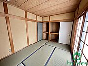 押入付きの明るい6帖の和室。客間や寝室として利用できます。