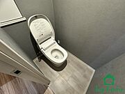 タンクレストイレに交換済み。スタイリッシュでお手入れしやすいトイレです。