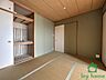 和室：リビングの横に位置し、開放して一体利用もできる使い勝手の良い和室。収納スペースもしっかり完備されており、布団や季節の荷物もすっきり収まります。