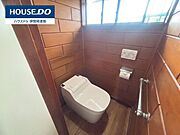 ※プライバシー保護のため売主様の荷物を消してあります。暖房便座などがついた高機能シャワートイレです。ウォシュレットは今となっては欠かせない機能ですね！