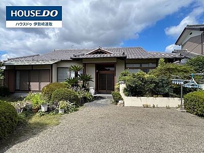 外観:緑多めの庭が目を引く平屋風・和風住宅!敷地はゆったり113坪超あり、前庭スペースも広々としています。落ち着きのある佇まいで、日本の伝統的な和の雰囲気を感じながらのびのび暮らせます♪ 外観:緑多めの庭が目を引く平屋風・和風住宅!敷地はゆったり113坪超あり、前庭スペースも広々としています。落ち着きのある佇まいで、日本の伝統的な和の雰囲気を感じながらのびのび暮らせます♪