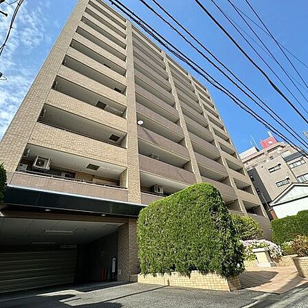 3駅2路線が利用可能でアクセスに優れつつ、周辺は落ち着いた住環境が広がるため、利便性と住みやすさを両立したエリアです。