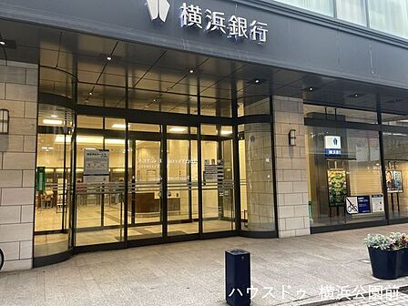 横浜銀行 元町支店 370m