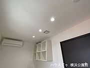 照明が室内をスタイリッシュに照らす4.2帖。白を基調とした内装にダークトーンの扉が映え、空間を広く見せる工夫が施されています。壁面棚も備えた、機能美と居心地の良さを兼ね備えたプライベート空間です。
