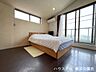 寝室：約8.25帖の洋室です。北側バルコニーに面しており、採光の取れたお部屋です。主寝室としてのご利用はいかがでしょうか。※写真は画像加工により、寝具を整え、一部の私物を消去しています。